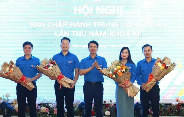 Anh Nguyễn Ngọc Lương chúc mừng các anh, chị được bầu vào Ban Chấp hành T.Ư Đoàn khóa XII. Ảnh: BẢO ANH Anh Nguyễn Ngọc Lương chúc mừng các anh, chị được bầu vào Ban Chấp hành T.Ư Đoàn khóa XII. Ảnh: BẢO ANH