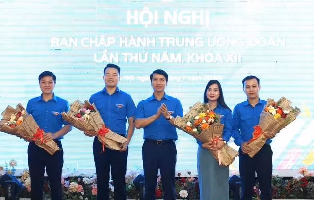 Anh Nguyễn Ngọc Lương chúc mừng các anh, chị được bầu vào Ban Chấp hành T.Ư Đoàn khóa XII. Ảnh: BẢO ANH