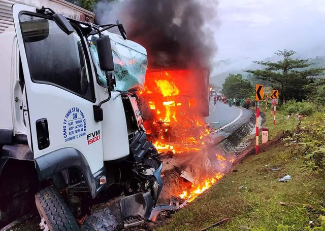 Quảng Nam: Xe tải bốc cháy sau va chạm giao thông trên đường Hồ Chí Minh - Ảnh 2. Đầu xe ô tô tải 17H - 019.44 bốc cháy ngùn ngụt sau vụ va chạm. Ảnh: NAM THỊNH