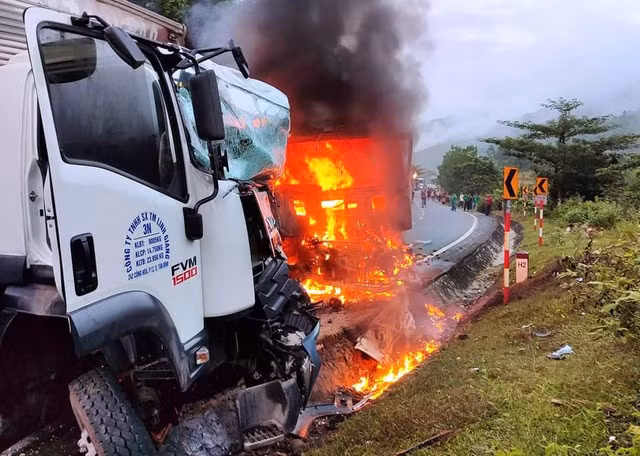 Đầu xe ô tô tải 17H - 019.44 bốc cháy ngùn ngụt sau vụ va chạm. Ảnh: NAM THỊNH