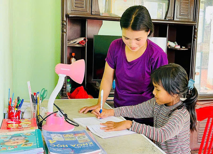 Chị Ralan Blo (làng Hăng Ring, thị trấn Chư Sê, huyện Chư Sê) lo lắng khi nhà trường đang tạm dừng tổ chức bán trú. Ảnh: Trần Dung Chị Ralan Blo (làng Hăng Ring, thị trấn Chư Sê, huyện Chư Sê) lo lắng khi nhà trường đang tạm dừng tổ chức bán trú. Ảnh: Trần Dung