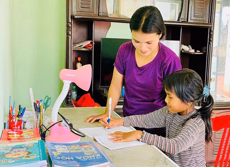 Chị Ralan Blo (làng Hăng Ring, thị trấn Chư Sê, huyện Chư Sê) lo lắng khi nhà trường đang tạm dừng tổ chức bán trú. Ảnh: Trần Dung