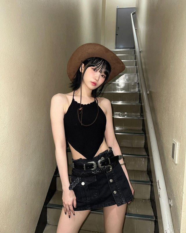 Nói đến các nữ idol để tóc ngắn thì không thể không kể đến Kim Chae Won của nhóm nhạc &quot;em gái BTS&quot;. Thời còn hoạt động trong nhóm IZ*ONE tuy ngọt ngào và xinh đẹp với mái tóc dài nhưng Chae Won lại nhạt nhòa thiếu đi sự ấn tượng. Sau khi trở thành thành viên chính thức của Le Sserafim trực thuộc Source Music (HYBE), cô ấy đã lột xác ngoạn mục với mái tóc ngắn và nhận được nhiều sự tán dương từ người hâm mộ