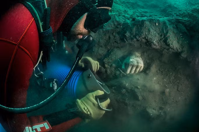 Công cuộc khai quật cổ vật dưới nước ở TP Thonis-Heracleion yêu cầu sự cẩn trọng. Ảnh: Hilti Foundation