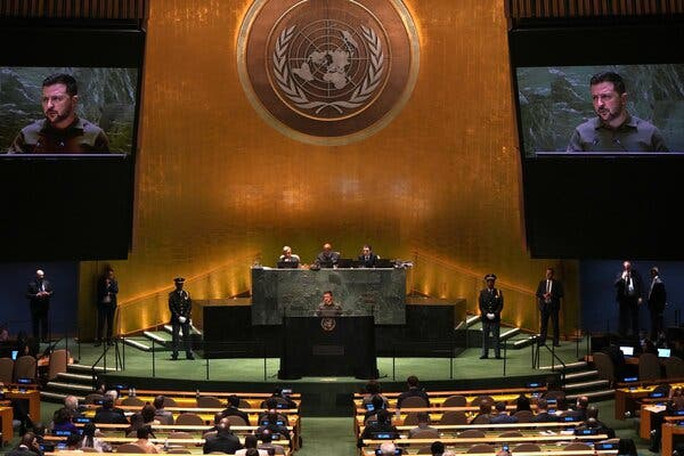 Tổng thống Ukraine có bài phát biểu cứng rắn tại Mỹ - Ảnh 1. Tổng thống Volodymyr Zelensky phát biểu trực tiếp tại Đại hội đồng Liên Hiệp Quốc ở New York. Ảnh: The New York Times