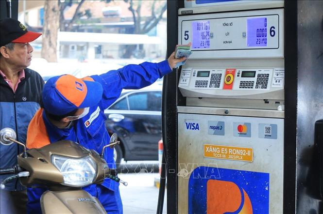 Khách hàng đến bơm xăng tại một cửa hàng xăng dầu ở Hà Nội. Ảnh: Tuấn Anh/TTXVN