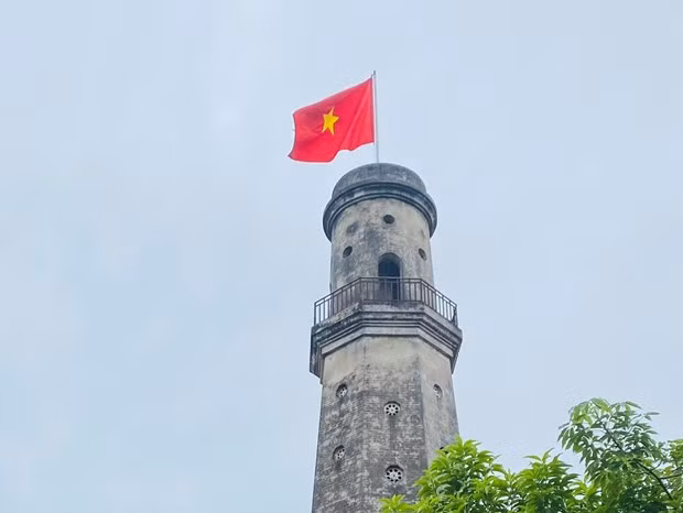 Quốc kỳ bay trên ngọn Kỳ đài. (Ảnh: Bích Hăng/Vietnam+)