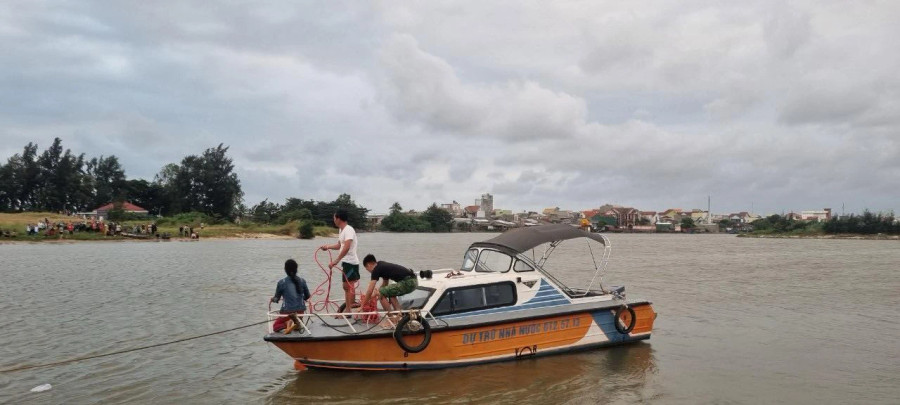 Sau khi tìm kiếm đưa 2 em học sinh lớp 7 bị đuối nước lên bờ, nhưng 2 em đã tử vong