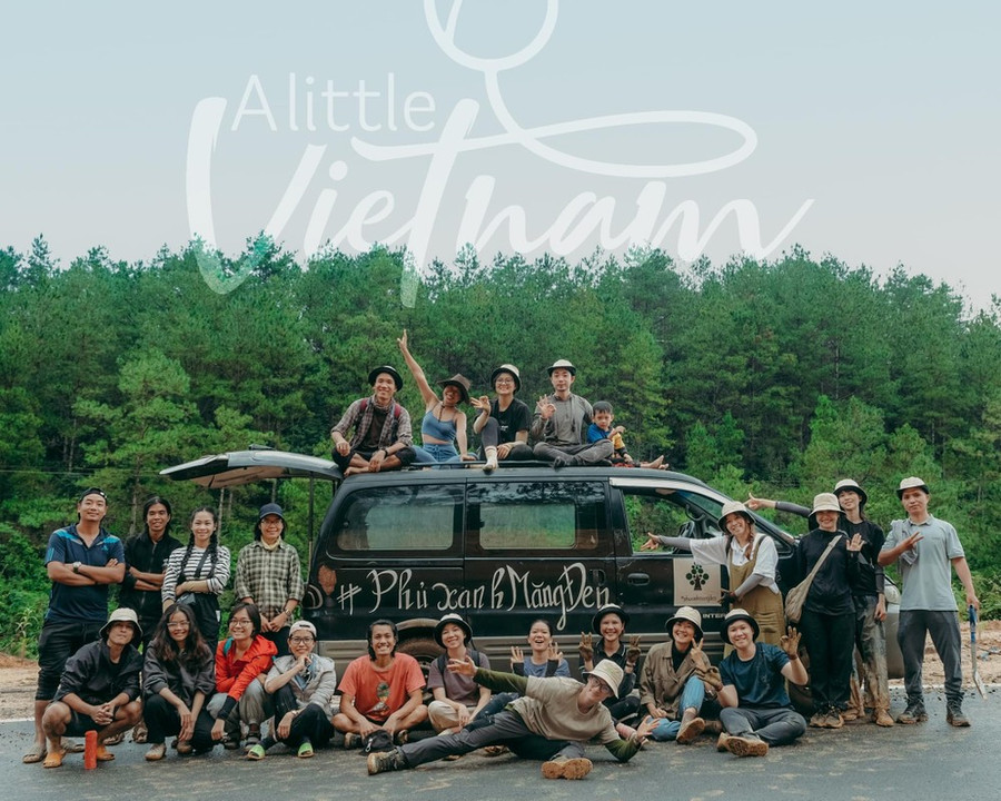 “Nếu yêu Việt Nam, hãy yêu môi trường” là thông điệp mà A little Vietnam muốn gửi gắm. (Ảnh: NVCC)