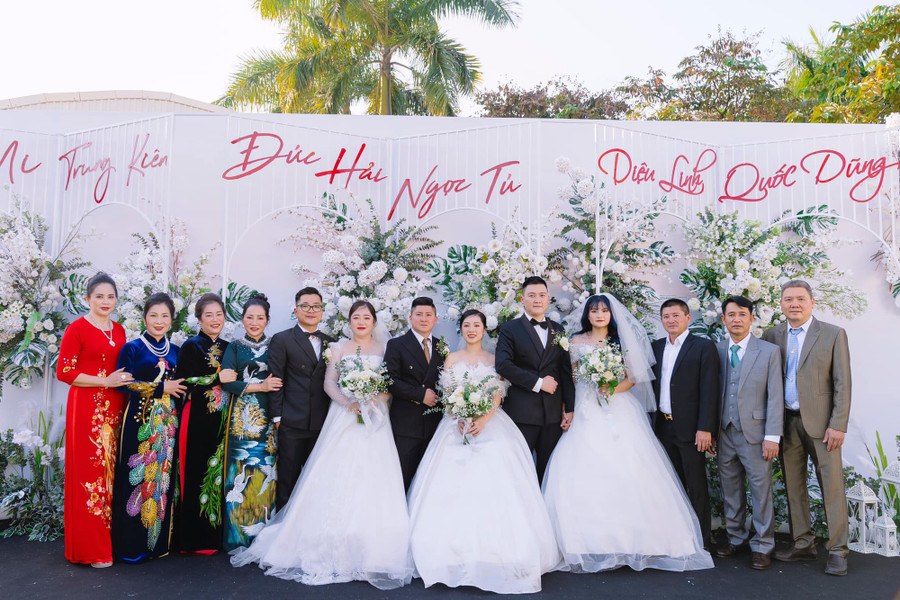 3 anh em ruột đám cưới cùng một ngày: 3 năm chờ đợi và cái kết đẹp - Ảnh 3. Gia đình 4 bên trong ngày vui của 6 con. Ảnh: GĐCC