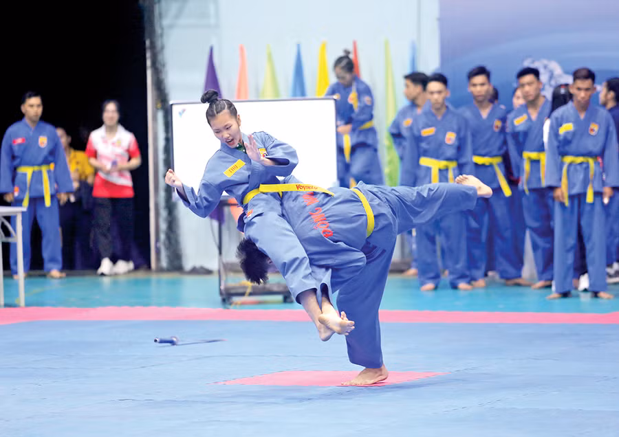 Các võ sĩ Vovinam đã thi triển những động tác võ thuật đẹp mắt tại Giải Vô địch các đội mạnh Vovinam toàn quốc lần thứ 15. Ảnh: L.V.N Các võ sĩ Vovinam đã thi triển những động tác võ thuật đẹp mắt tại Giải Vô địch các đội mạnh Vovinam toàn quốc lần thứ 15. Ảnh: L.V.N