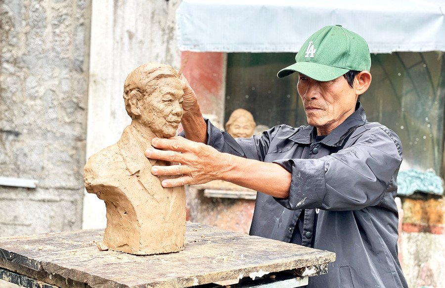 Nhà điêu khắc Lê Sỹ Soái tạo hình Tổng Bí thư Nguyễn Phú Trọng bằng chất liệu đất sét. Ảnh: L.N