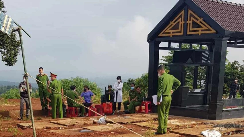 Công an khai quật thi thể ông T để lấy mẫu giám định phục vụ điều tra. Ảnh: Đ.D Công an khai quật thi thể ông T để lấy mẫu giám định phục vụ điều tra. Ảnh: Đ.D