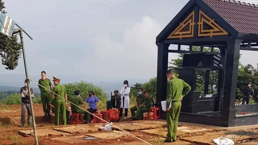 Công an khai quật thi thể ông T để lấy mẫu giám định phục vụ điều tra. Ảnh: Đ.D