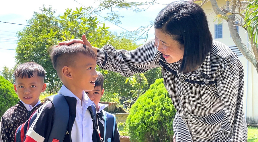 Cô Tiền được học trò thương yêu vì sự gần gũi và nghị lực sống. Ảnh: P.D Cô Tiền được học trò thương yêu vì sự gần gũi và nghị lực sống. Ảnh: P.D