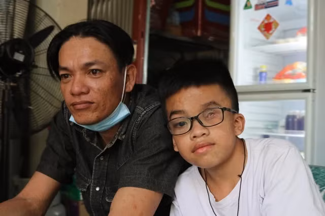 Anh Thấy luôn cố gắng từng ngày, chăm sóc con từng chút một. Ảnh: UYỂN NHI