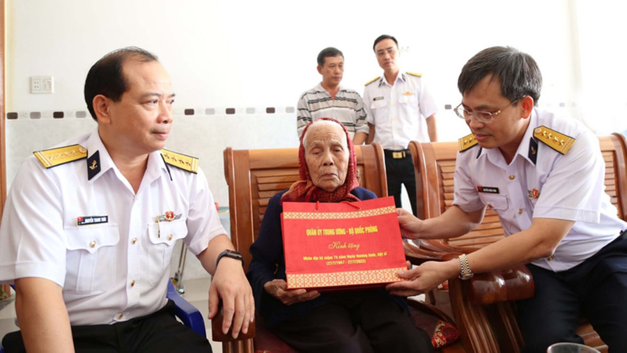 Đại diện lãnh đạo Tổng Công ty Tân Cảng Sài Gòn thăm, tặng quà Mẹ VNAH Lê Thị Hàng (tổ 5, phường Tây Sơn, thị xã An Khê). Ảnh: Vân Khánh