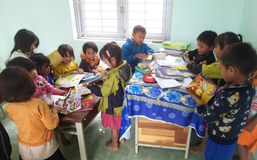 Trẻ em ở Lâng Loan trong niềm vui có sách mới để học tập. Ảnh: Tiêu Dao