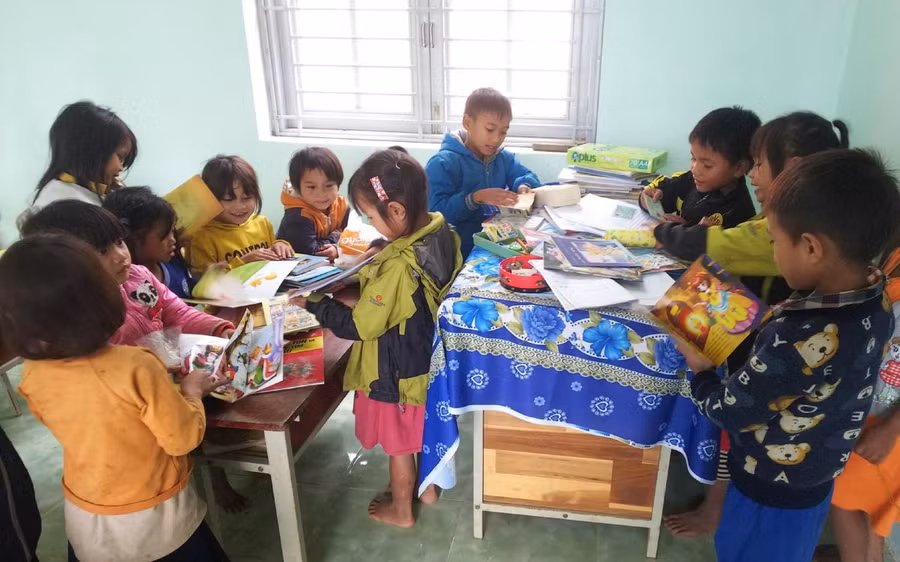 Trẻ em ở Lâng Loan trong niềm vui có sách mới để học tập. Ảnh: Tiêu Dao