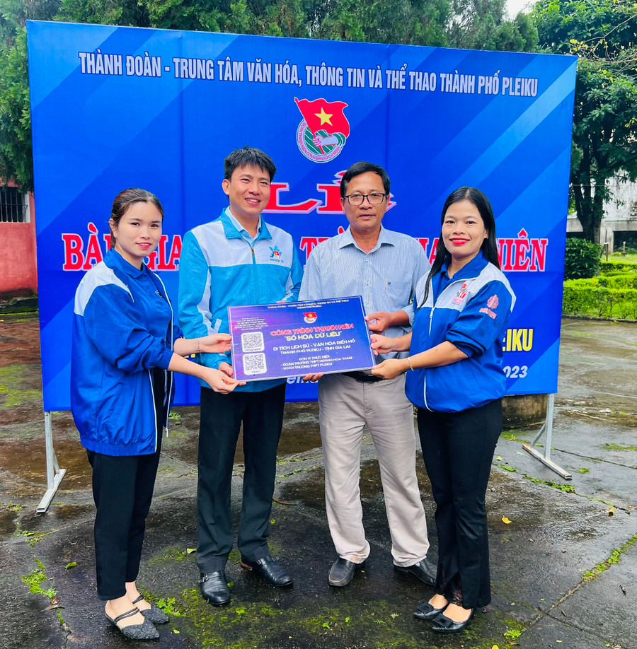 Thành Đoàn Pleiku bàn giao công trình số hóa các di tích lịch sử. Ảnh: Phan Lài