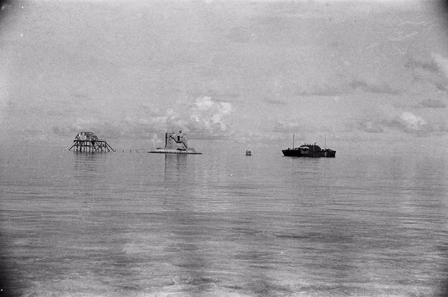 Đảo Thuyền Chài (Trường Sa) giữa năm 1988. Từ phải qua trái: pông tông số 01 - nhà lâu bền đang xây dựng - nhà cao chân. Ảnh: Nguyễn Viết Thái