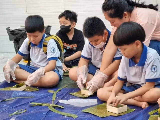 Học sinh làm bánh chưng trong hoạt động mừng xuân tại trường ở TP.HCM. Ảnh: ĐÀO NGỌC THẠCH