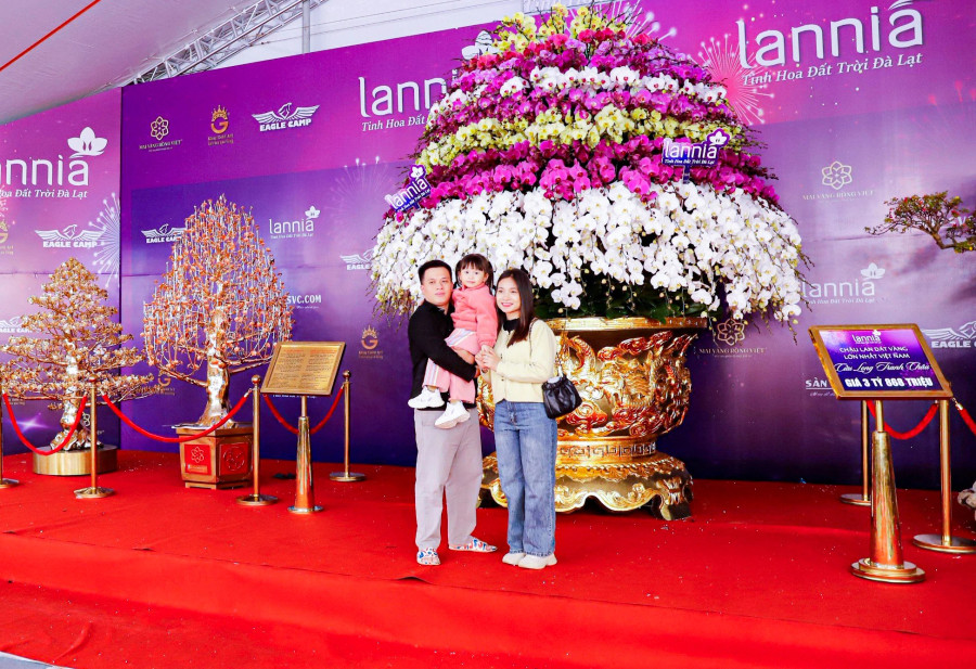 Người dân thích thú chụp ảnh với chậu lan hồ điệp khổng lồ. Ảnh: ĐÌNH HUY Người dân thích thú chụp ảnh với chậu lan hồ điệp khổng lồ. Ảnh: ĐÌNH HUY