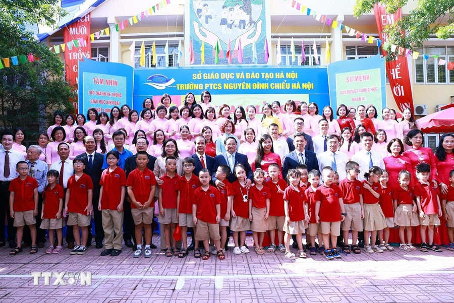 Thủ tướng Phạm Minh Chính với giáo viên, học sinh Trường PTCS Nguyễn Đình Chiểu, Hà Nội. (Ảnh: Dương Giang/TTXVN) Thủ tướng Phạm Minh Chính với giáo viên, học sinh Trường PTCS Nguyễn Đình Chiểu, Hà Nội. (Ảnh: Dương Giang/TTXVN)