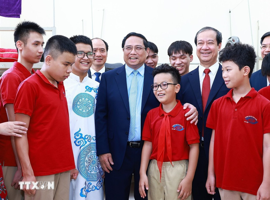 Thủ tướng Phạm Minh Chính với học sinh khiếm thị đang học tại Trường Phổ thông cơ sở Nguyễn Đình Chiểu. (Ảnh: Dương Giang/TTXVN) Thủ tướng Phạm Minh Chính với học sinh khiếm thị đang học tại Trường Phổ thông cơ sở Nguyễn Đình Chiểu. (Ảnh: Dương Giang/TTXVN)