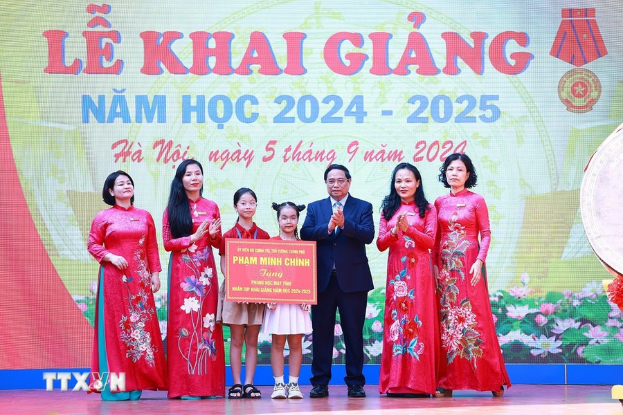 Thủ tướng Phạm Minh Chính trao tặng phòng học máy tính cho học sinh Trường Phổ thông Cơ sở Nguyễn Đình Chiểu Hà Nội. (Ảnh: Dương Giang/TTXVN) Thủ tướng Phạm Minh Chính trao tặng phòng học máy tính cho học sinh Trường Phổ thông Cơ sở Nguyễn Đình Chiểu Hà Nội. (Ảnh: Dương Giang/TTXVN)