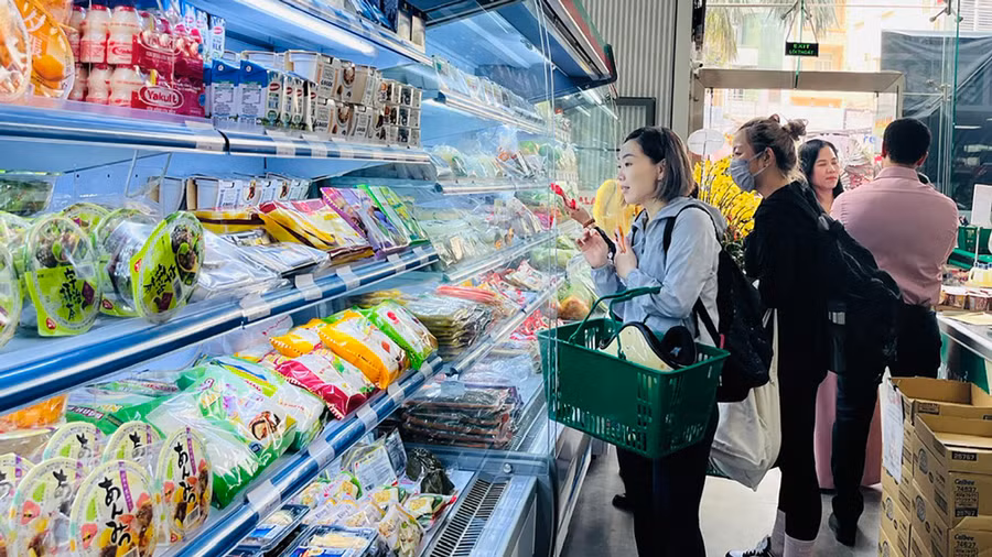 Khách mua hàng nhập từ Nhật Bản tại siêu thị Ribeto Gyomu, quận 3, TPHCM. Ảnh: THI HỒNG