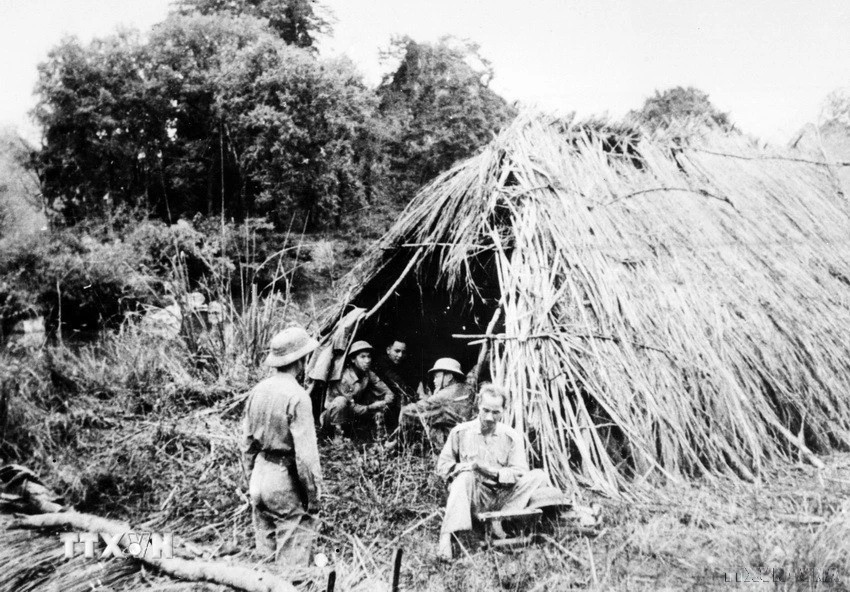 Chủ tịch Hồ Chí Minh trực tiếp viết chỉ thị ngay trước lều cỏ trên đường đi Chiến dịch Biên giới năm 1950. (Ảnh: TTXVN) Chủ tịch Hồ Chí Minh trực tiếp viết chỉ thị ngay trước lều cỏ trên đường đi Chiến dịch Biên giới năm 1950. (Ảnh: TTXVN)