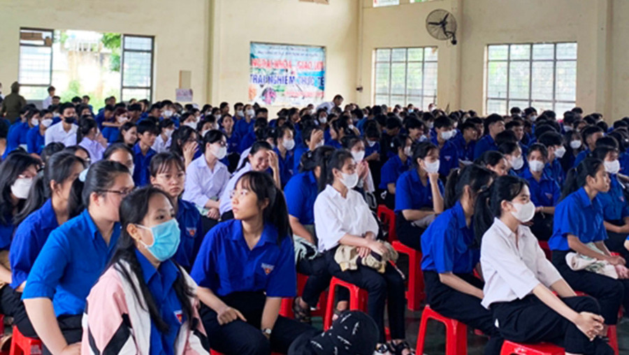 Đông đảo đoàn viên, thanh niên tham gia tại buổi tuyên truyền. Ảnh Văn Đại Đông đảo đoàn viên, thanh niên tham gia tại buổi tuyên truyền. Ảnh Văn Đại