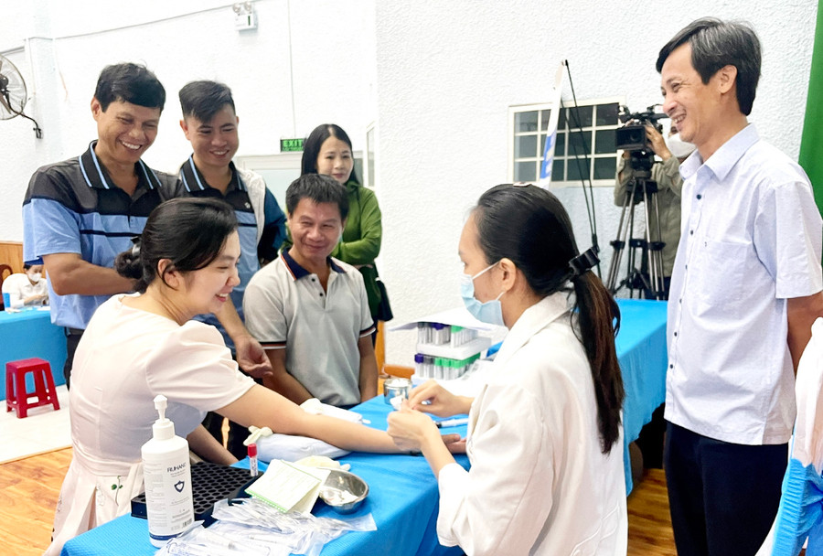 Đoàn viên, người lao động tham gia xét nghiệm tầm soát ung thư gan miễn phí. Ảnh: Lam Nguyên Đoàn viên, người lao động tham gia xét nghiệm tầm soát ung thư gan miễn phí. Ảnh: Lam Nguyên