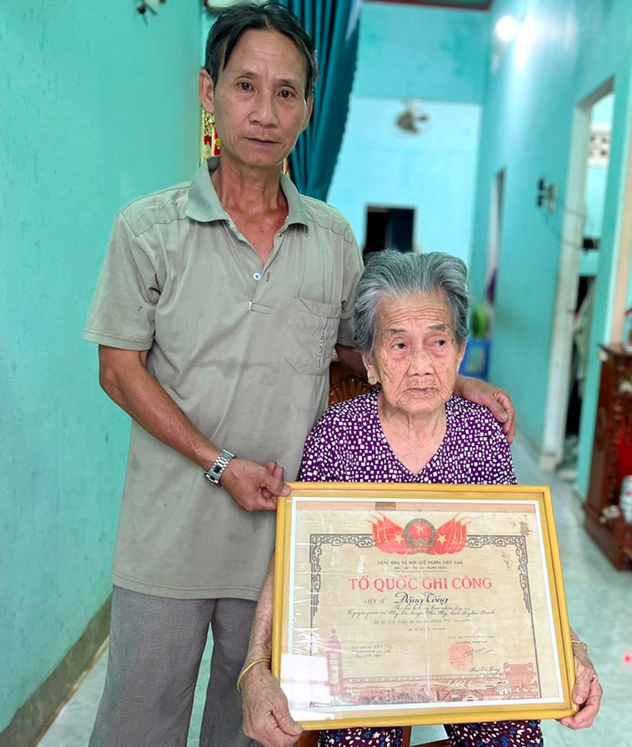 Để nguôi ngoai nỗi nhớ chồng, con mẹ VNAH Lê Thị Diện hàng ngày mang bằng Tổ quốc ghi công ra lau chùi, ngắm nghía. Ảnh: Đinh Yến