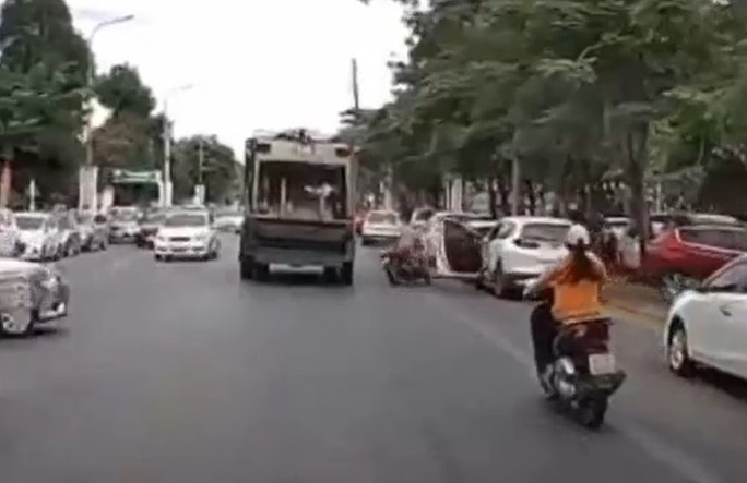 Hình ảnh tài xế ôtô màu trắng mở cửa bất cẩn khiến người đi xe máy tử vong. Ảnh cắt từ clip