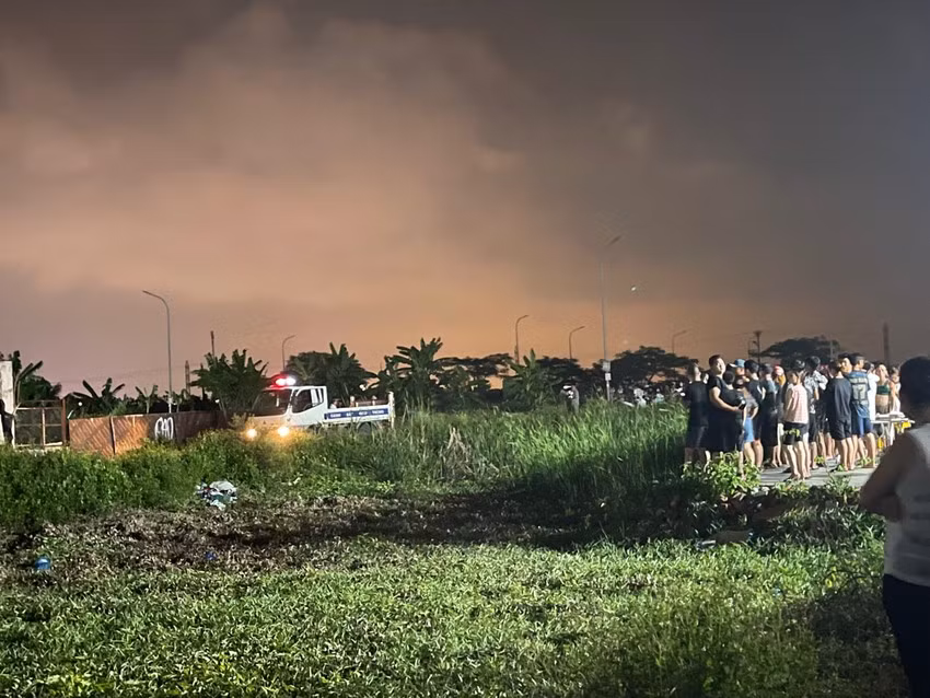 Người đàn ông tình nghi liên quan đến thi thể cô gái trong bao tải được Công an Hải Phòng đưa đến bãi đất trống ở phường Đa Phúc, quận Dương Kinh để thực nghiệm điều tra.