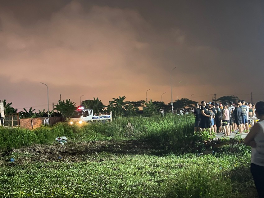 Người đàn ông tình nghi liên quan đến thi thể cô gái trong bao tải được Công an Hải Phòng đưa đến bãi đất trống ở phường Đa Phúc, quận Dương Kinh để thực nghiệm điều tra. Người đàn ông tình nghi liên quan đến thi thể cô gái trong bao tải được Công an Hải Phòng đưa đến bãi đất trống ở phường Đa Phúc, quận Dương Kinh để thực nghiệm điều tra.