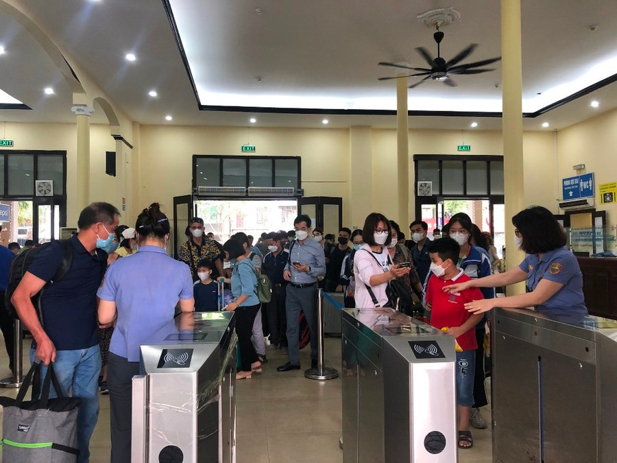 Một số chặng ngắn của ngành đường sắt giá vé cũng bắt đầu khan hiếm. (Ảnh: Việt Hùng/Vietnam+) Một số chặng ngắn của ngành đường sắt giá vé cũng bắt đầu khan hiếm. (Ảnh: Việt Hùng/Vietnam+)