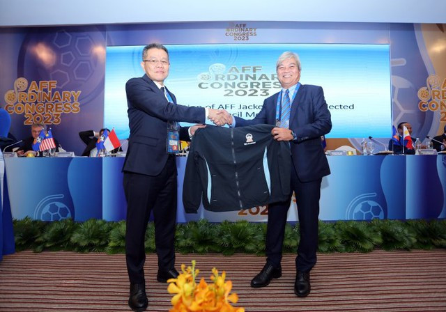 Chủ tịch VFF, Trần Quốc Tuấn trở thành đại diện chính thức của AFF tại AFC - Ảnh 3. Ông Mariano V.Araneta Jr. (phải), Chủ tịch Liên đoàn Bóng đá Philippines trúng cử Phó chủ tịch AFF. Ảnh: VFF