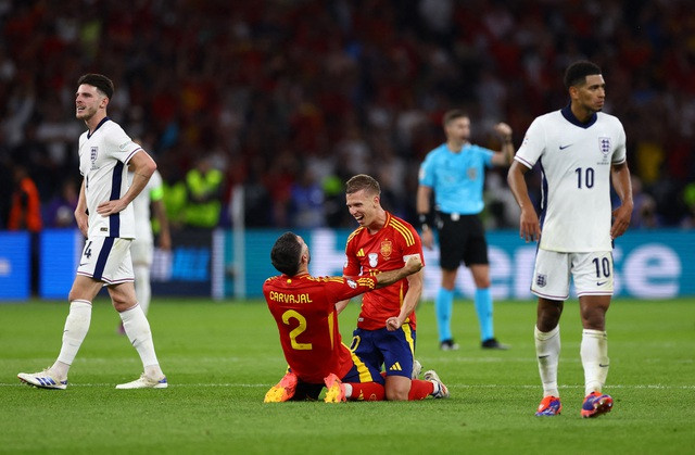 Dani Carvajal và Dani Olmo là 2 trụ cột Tây Ban Nha vô địch Euro 2024. Họ trưởng thành từ các lò đào tạo trẻ Real Madrid, Barcelona. Tuyển Anh 10 năm qua cũng hưởng lợi từ các lò đào tạo trẻ như Chelsea (phát hiện ra Rice) và Birmingham (đào tạo Bellingham). Ảnh: REUTERS