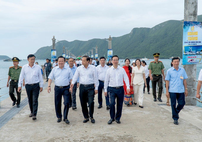 Chủ tịch nước dự Lễ khởi công và khánh thành các công trình quan trọng tại Côn Đảo - Ảnh 2. Chủ tịch nước Võ Văn Thưởng cùng các đại biểu đi bộ trên cầu cảng.