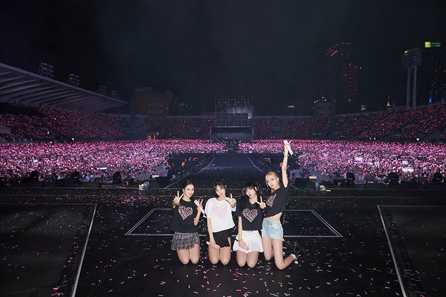Chuyến lưu diễn của Blackpink góp phần kích cầu du lịch tại những thành phố trong hành trình, khi 26 concert đầu tiên bán hết khoảng 366.000 vé. Ảnh: YG
