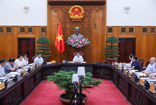 Thủ tướng nêu rõ, việc xây dựng đường dây 500 kV mạch 3 là công việc trọng tâm, trọng điểm, đòi hỏi huy động tổng lực các nguồn lực và phối hợp tốt giữa các lực lượng; các chủ thể liên quan cần nỗ lực để giải quyết các khó khăn, vướng mắc trong triển khai dự án. Ảnh: VGP/Nhật Bắc Thủ tướng nêu rõ, việc xây dựng đường dây 500 kV mạch 3 là công việc trọng tâm, trọng điểm, đòi hỏi huy động tổng lực các nguồn lực và phối hợp tốt giữa các lực lượng; các chủ thể liên quan cần nỗ lực để giải quyết các khó khăn, vướng mắc trong triển khai dự án. Ảnh: VGP/Nhật Bắc