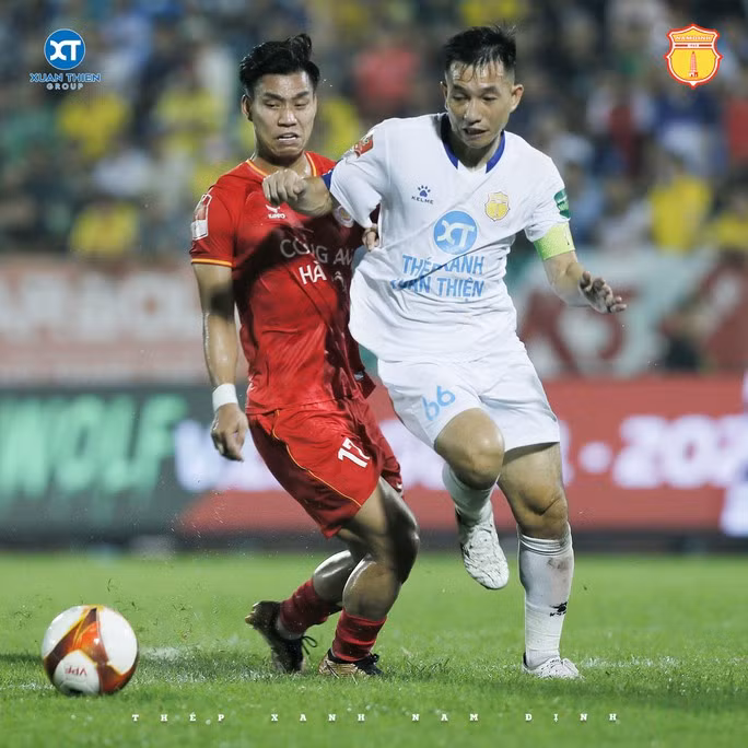 Thắng ở phút bù giờ, Công an Hà Nội trở lại ngôi đầu V-League 2023 - Ảnh 4. Vào sân từ băng ghế dự bị nhưng Văn Thanh (trái) kiến tạo cho đồng đội ghi bàn gỡ hòa 1-1