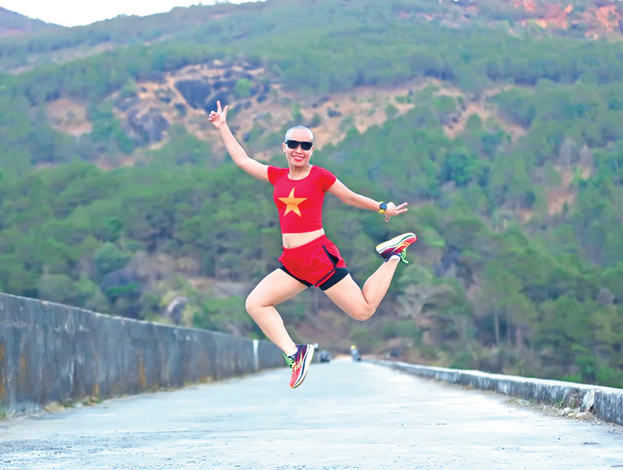 Chị Huỳnh Thị Tuyết Hương đã lan tỏa những năng lượng tích cực dù đang mắc căn bệnh ung thư quái ác. Ảnh: Chiêu Ly Chị Huỳnh Thị Tuyết Hương đã lan tỏa những năng lượng tích cực dù đang mắc căn bệnh ung thư quái ác. Ảnh: Chiêu Ly