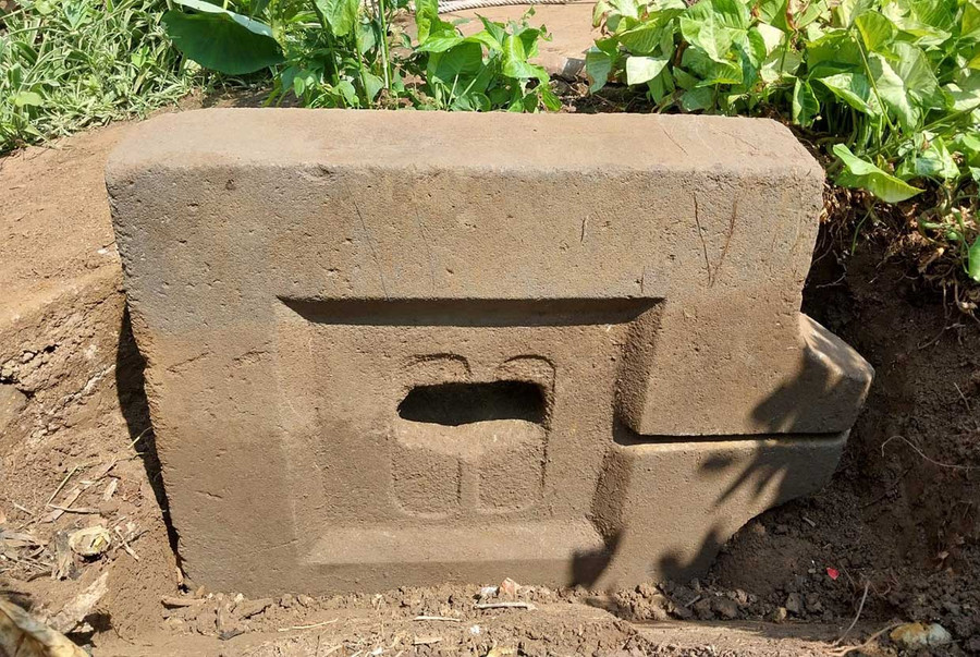 Bệ thờ bằng sa thạch có nguồn gốc từ di tích An Phú (TP. Pleiku) mang đậm dấu ấn Phật giáo Champa. Ảnh: X.T Bệ thờ bằng sa thạch có nguồn gốc từ di tích An Phú (TP. Pleiku) mang đậm dấu ấn Phật giáo Champa. Ảnh: X.T