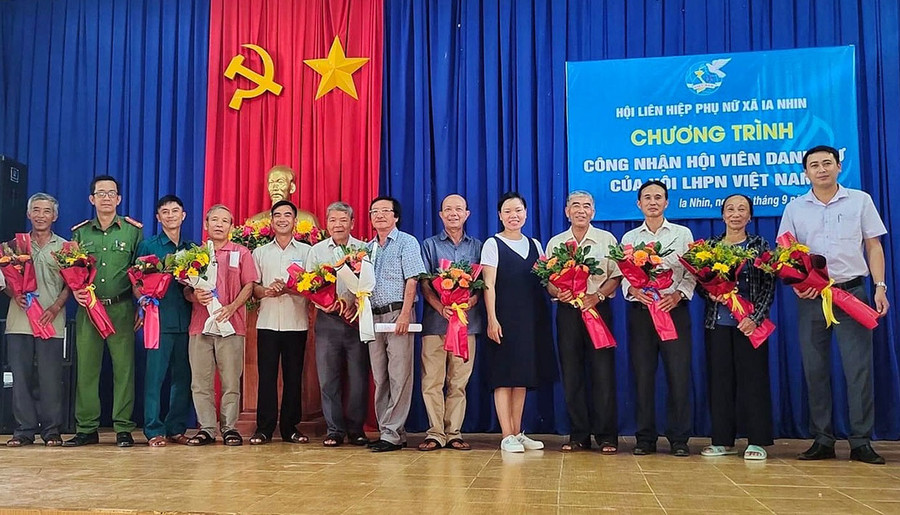 Nhiều nam giới trở thành hội viên danh dự của các Hội Phụ nữ trong tỉnh. Ảnh: M.C Nhiều nam giới trở thành hội viên danh dự của các Hội Phụ nữ trong tỉnh. Ảnh: M.C