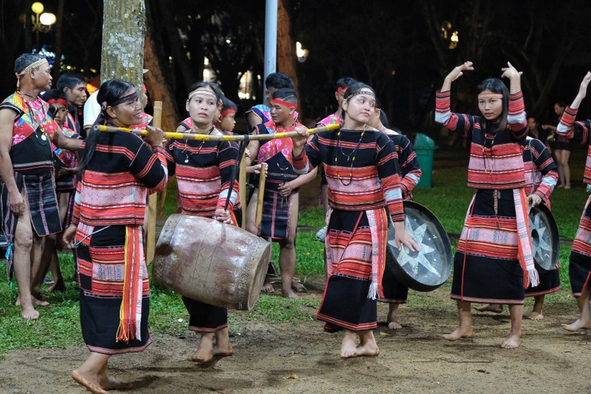 Đội chiêng nữ làng Leng (xã Tơ Tung, huyện Kbang) biểu diễn trong chương trình “Cồng chiêng cuối tuần-Thưởng thức và trải nghiệm” tại khuôn viên Quảng trường Đại Đoàn Kết (TP. Pleiku). Ảnh: H.N Đội chiêng nữ làng Leng (xã Tơ Tung, huyện Kbang) biểu diễn trong chương trình “Cồng chiêng cuối tuần-Thưởng thức và trải nghiệm” tại khuôn viên Quảng trường Đại Đoàn Kết (TP. Pleiku). Ảnh: H.N