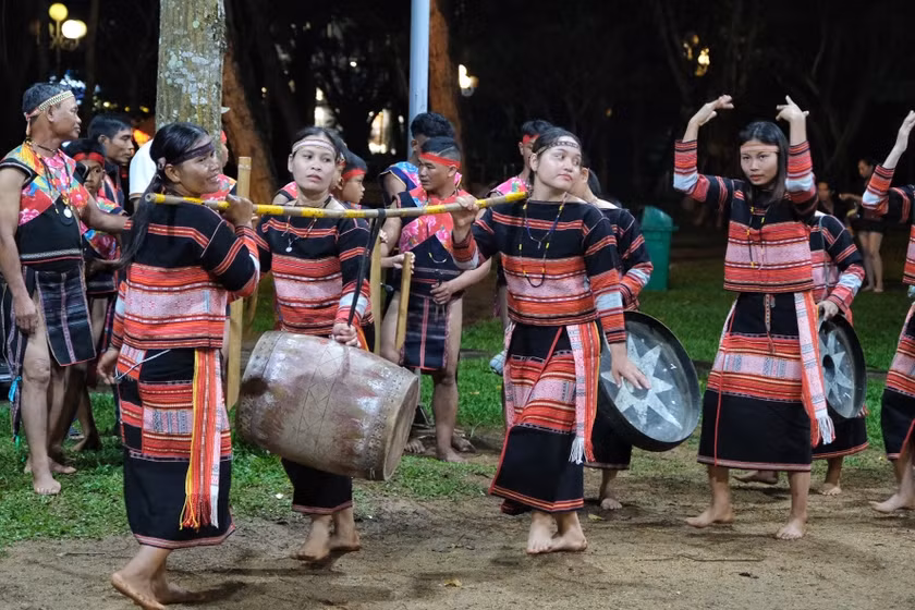 Đội chiêng nữ làng Leng (xã Tơ Tung, huyện Kbang) biểu diễn trong chương trình “Cồng chiêng cuối tuần-Thưởng thức và trải nghiệm” tại khuôn viên Quảng trường Đại Đoàn Kết (TP. Pleiku). Ảnh: H.N